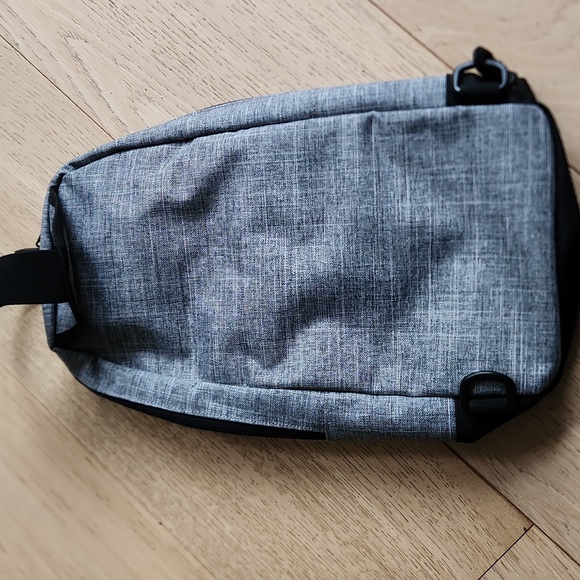 Herschel Heritage Shoulder bag in Raven Crosshatch/Back - Picture 6 of 9